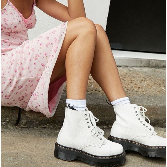 NWT Dr. Martens Sinclair Platform Boots - Picture 1 of 8